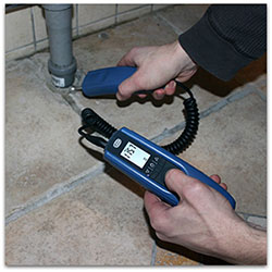 Fuktmätare vid fuktutredning och skaderapport efter vattenskada