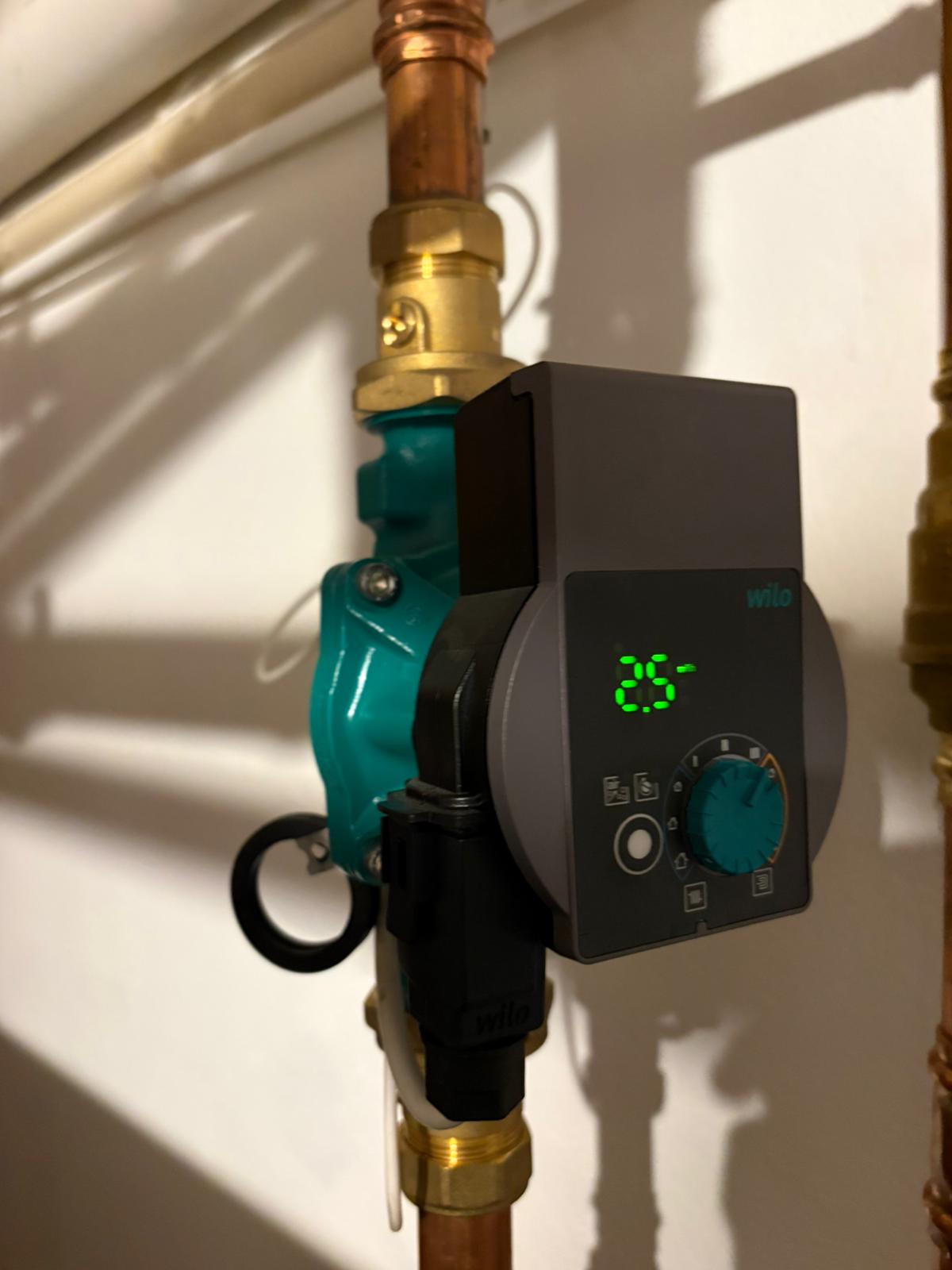 Rörmokare utför arbete på plats